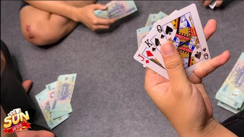 Liêng là một trò chơi đánh bài rất quen thuộc với bộ bài tây 52 lá